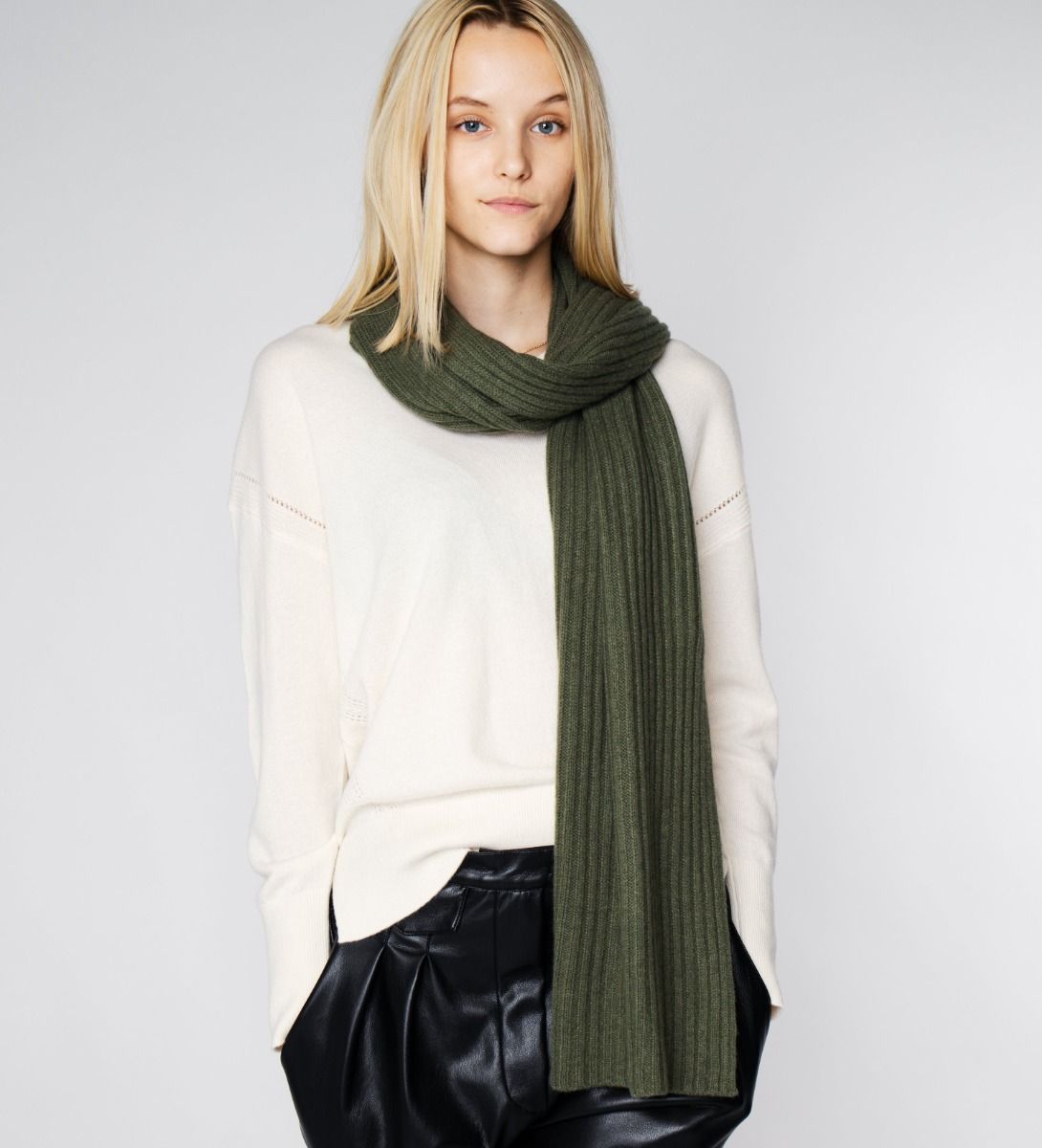 LEEZ Women Knitted Scarf in Cashmere - Olive