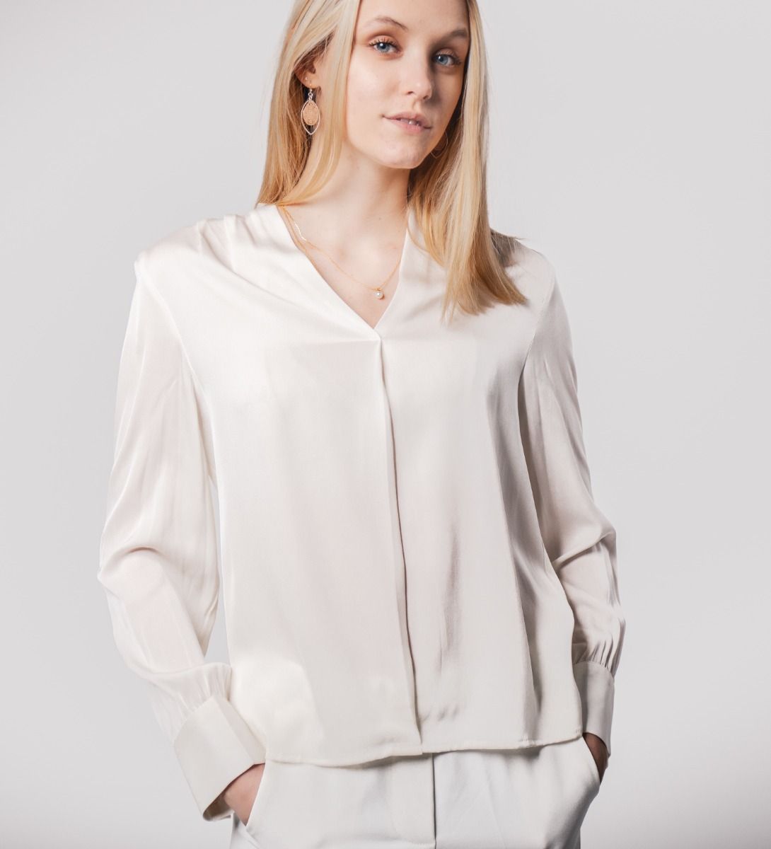 LEEZ Women V-Neck Mulberry Silk Shirt White