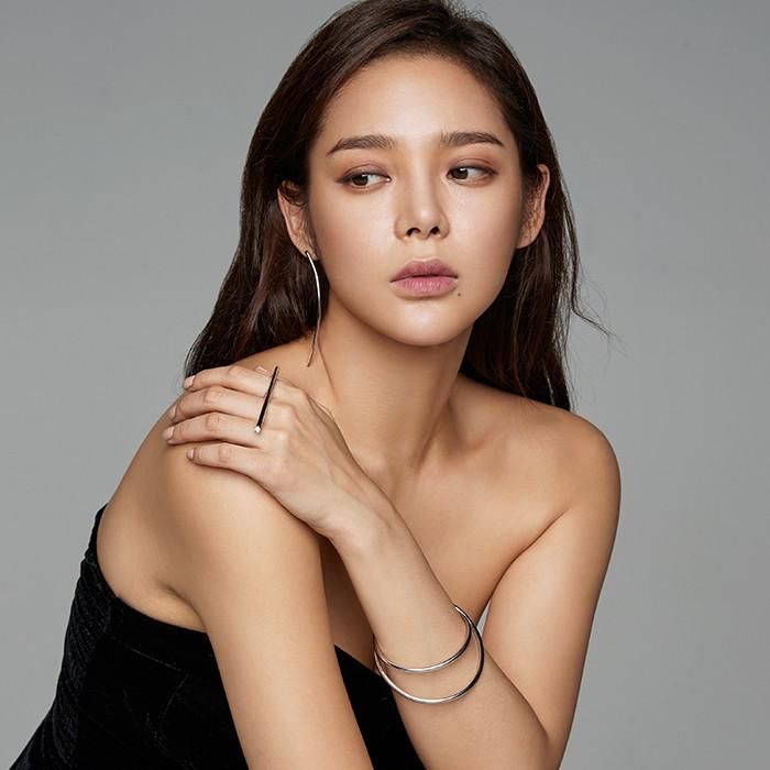 24/7 curve single earring